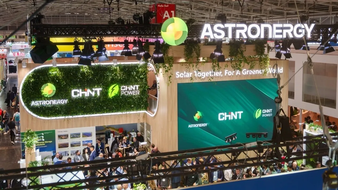 ASTRO N7s modules were spotlighted for passing TÜV-certified load and hail impact tests during the exhibition. 