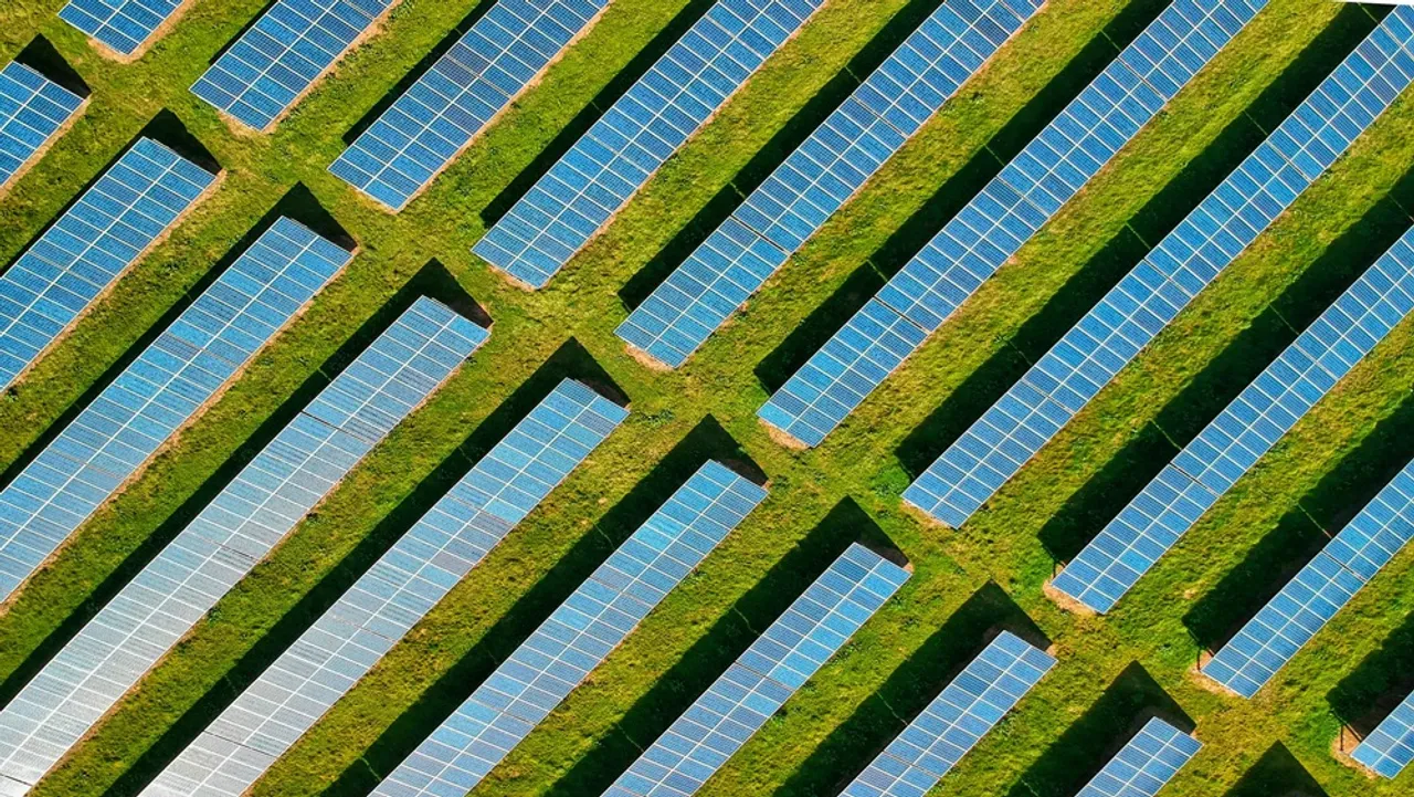The West Texas facility has leased 5.5 acres on an existing solar site and targets bitcoin-linked returns using grid-curtailment strategies. 