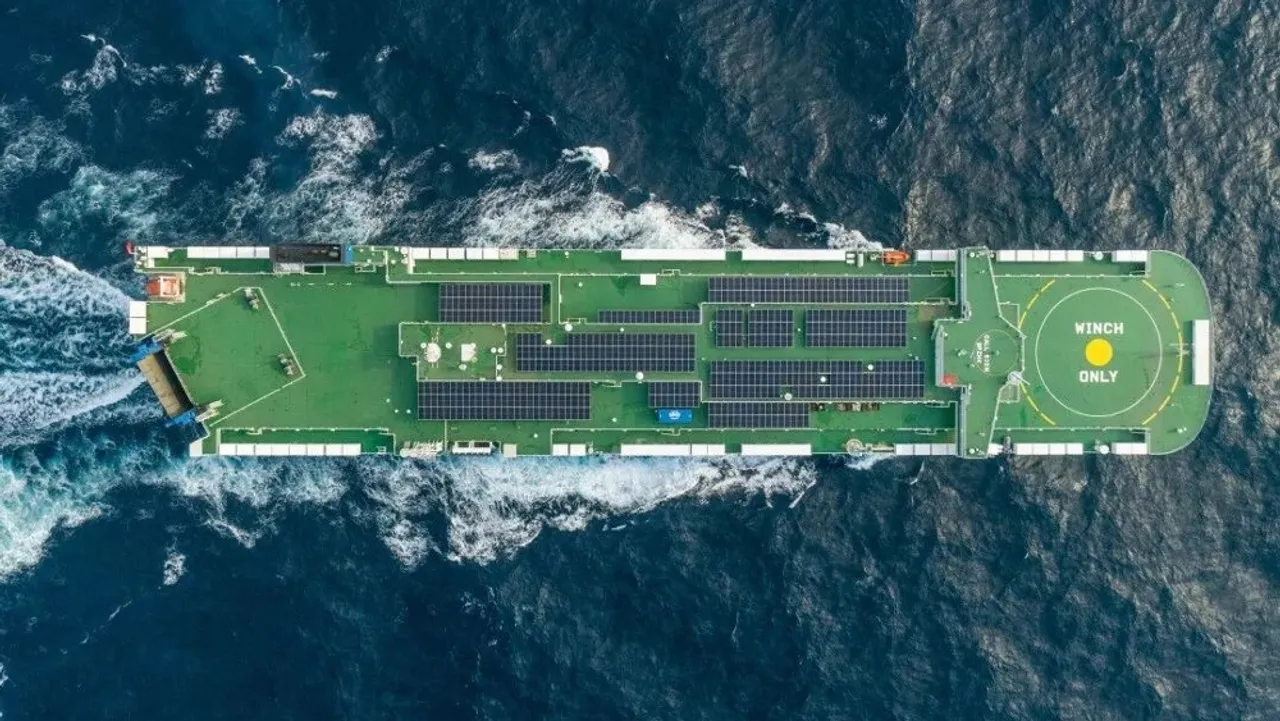 Over 500 LONGi Sea-Shield panels have been installed on the upper deck to withstand harsh maritime conditions. 