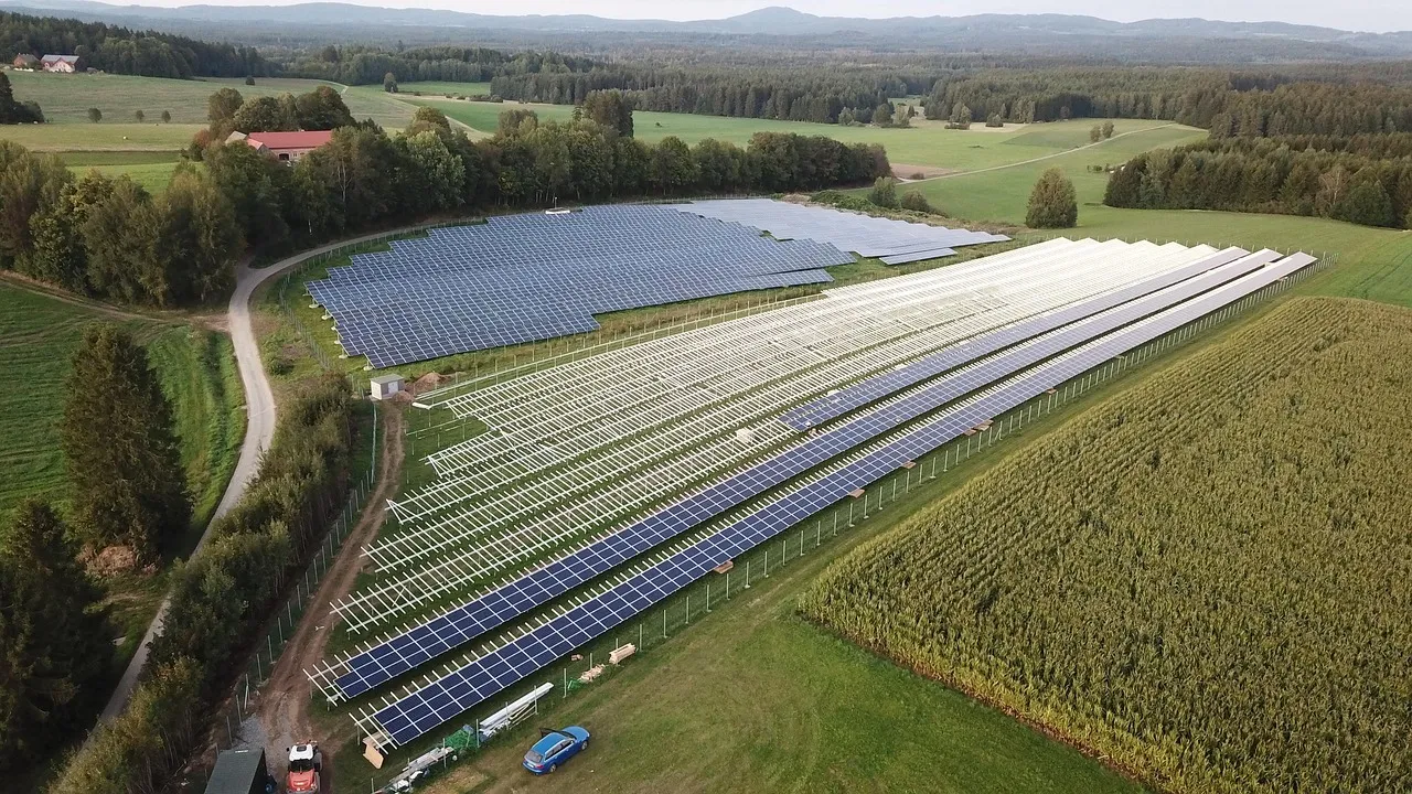 The awarded project includes a 25-year fixed tariff of ₹3.33 per kWh under competitive auction terms. 