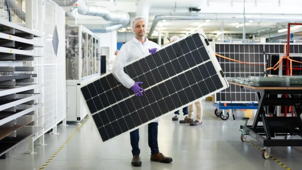 The 4,000 m² facility has a production capacity of 350,000 panels per year, making it one of France’s largest solar plants. 