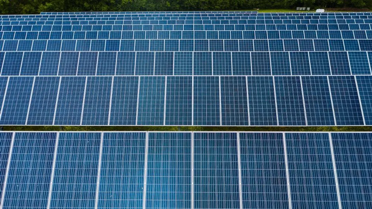 Large-scale solar and wind projects are now required to submit upward and downward bids to RTE’s balancing market. 