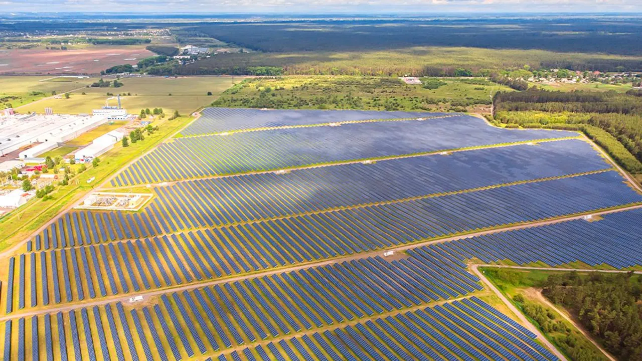 One contract covers full EPCC delivery for a rooftop solar project from a returning renewable energy investor. 