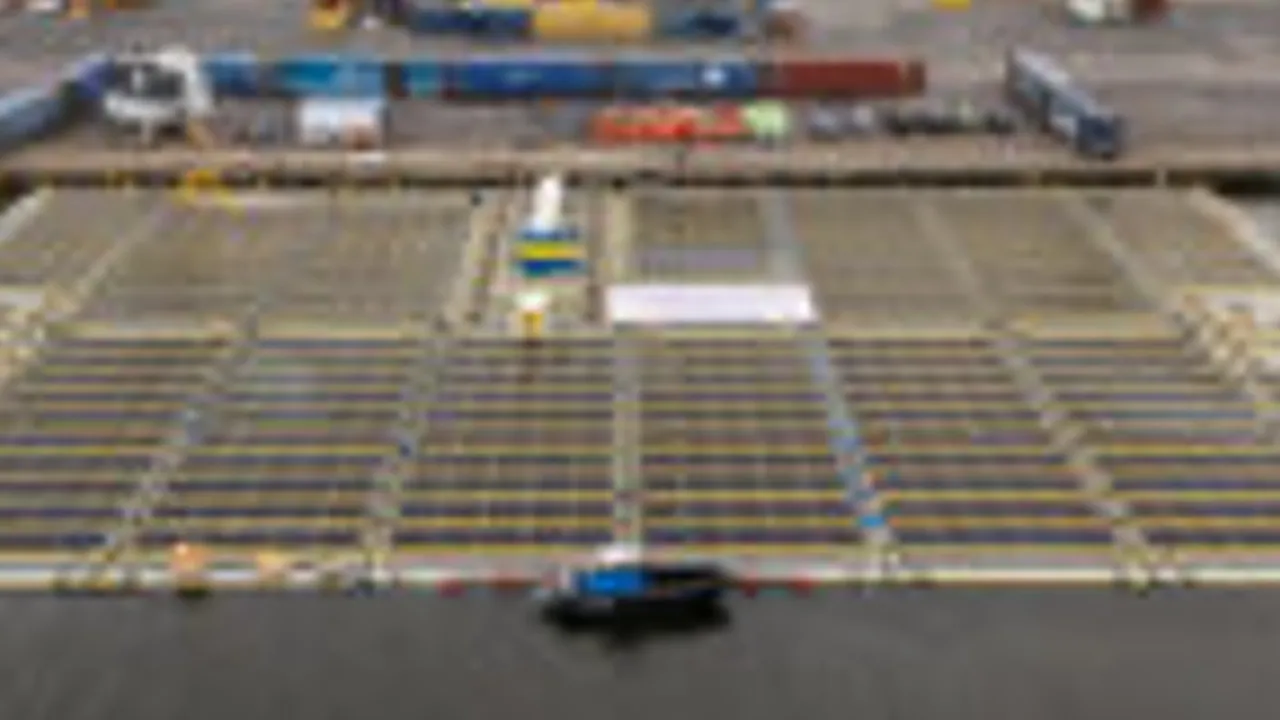 Assembly of all floating solar units took only three days at the Port of Amsterdam before offshore deployment.