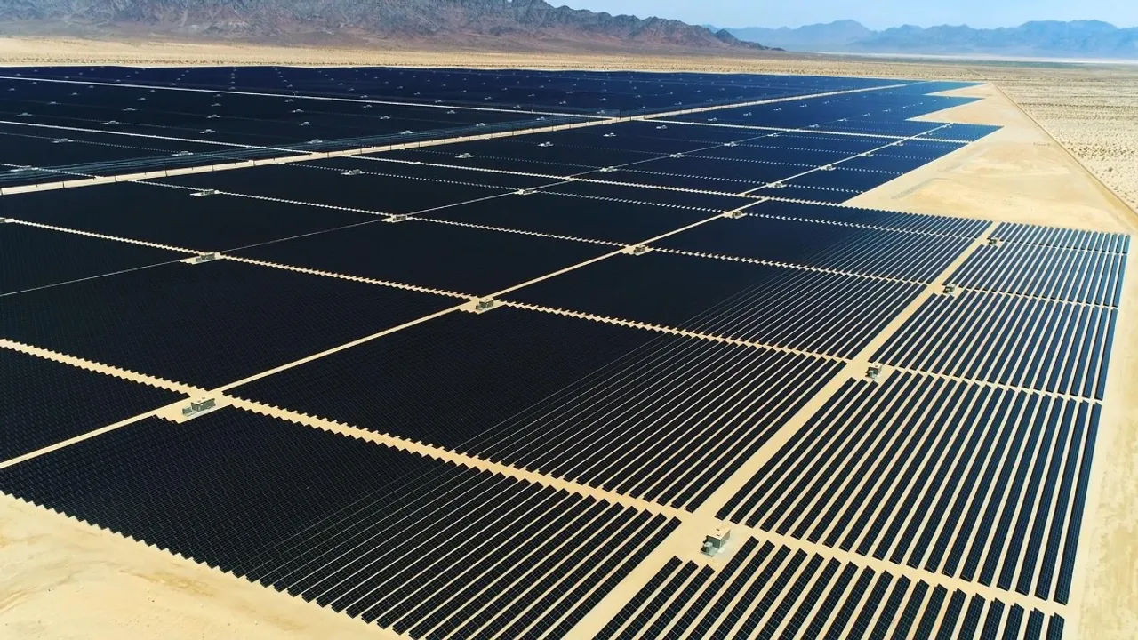 The plant has been designed to offset more than 400,000 metric tons of CO₂ emissions annually while supplying electricity to approximately 45,000 homes.