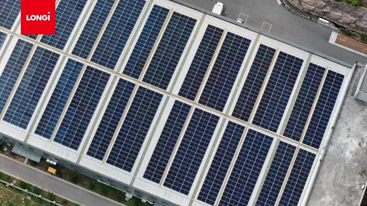 Hi-MO X10 modules have used dual-sided passivation layers to increase open-circuit voltage and push efficiency to 26.6 %.