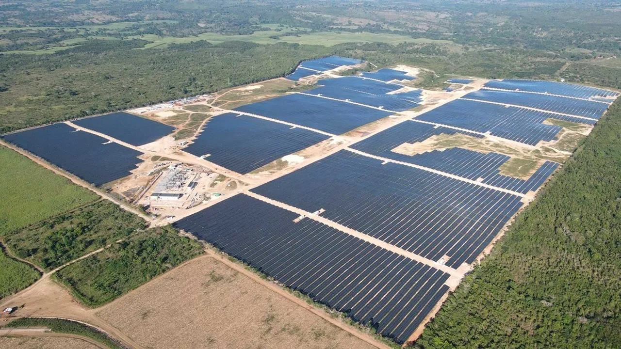 Cotoperí Solar was built with a 51% to 49% partnership between ACCIONA Energía and Cotosolar Holding.