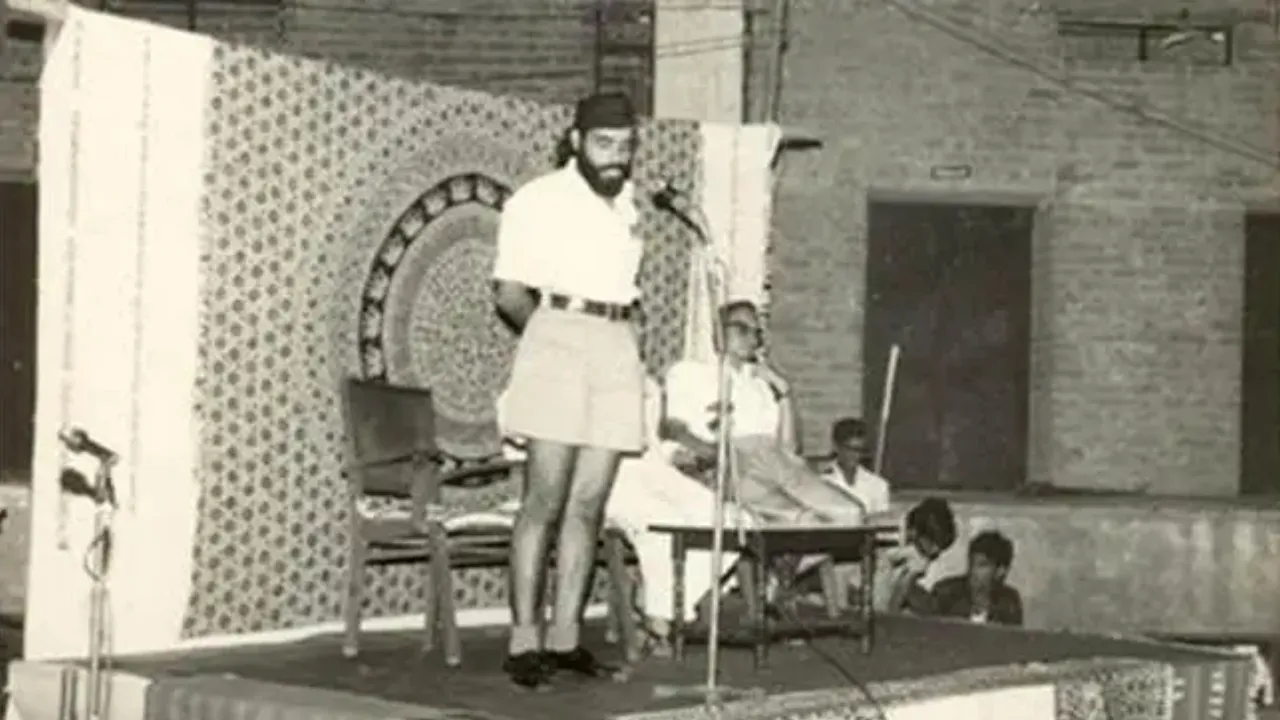 साल 1970 में राष्‍ट्रीय स्‍वयंसेवक संघ के कार्यकर्ता के रूप में पीएम मोदी।