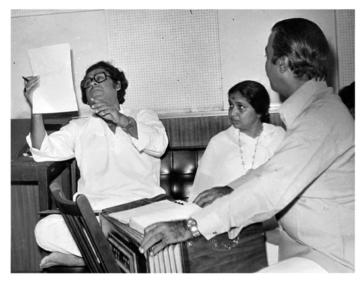 1950 के दशक के दौरान, वह अक्सर आशा को पैसों के लिए परेशान करता था और उन्हें लता से मिलने से रोकता था। उसने उन पर बेवफाई का आरोप लगाया और उनके झगड़े अक्सर हिंसक रूप ले लेते थे।