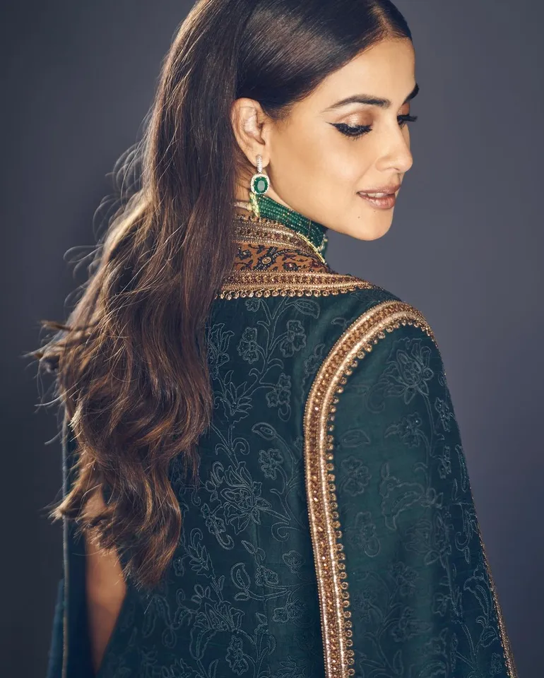जेनेलिया को बचपन से ही खेलकूद का शौक था और अपने स्कूलिंग के दौरान वह नेशनल लेवल की फुटबॉल प्लेयर थीं, लेकिन उनकी किस्मत ने नया मोड़ ले लिया और उन्होंने फिल्मों में काम करने का फैसला किया। 