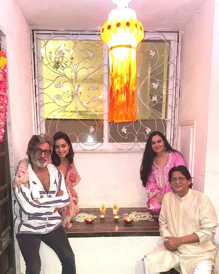 श्रद्धा कपूर ने दिवाली पर परिवार के साथ फोटो शेयर की उन्होंने अपने मंदिर की झलक भी दिखाई। एक्ट्रेस ने इस दौरान फ्लोरल प्रिंट ड्रेस पहनी थी और अपने डॉग के साथ भी पोज दिए।