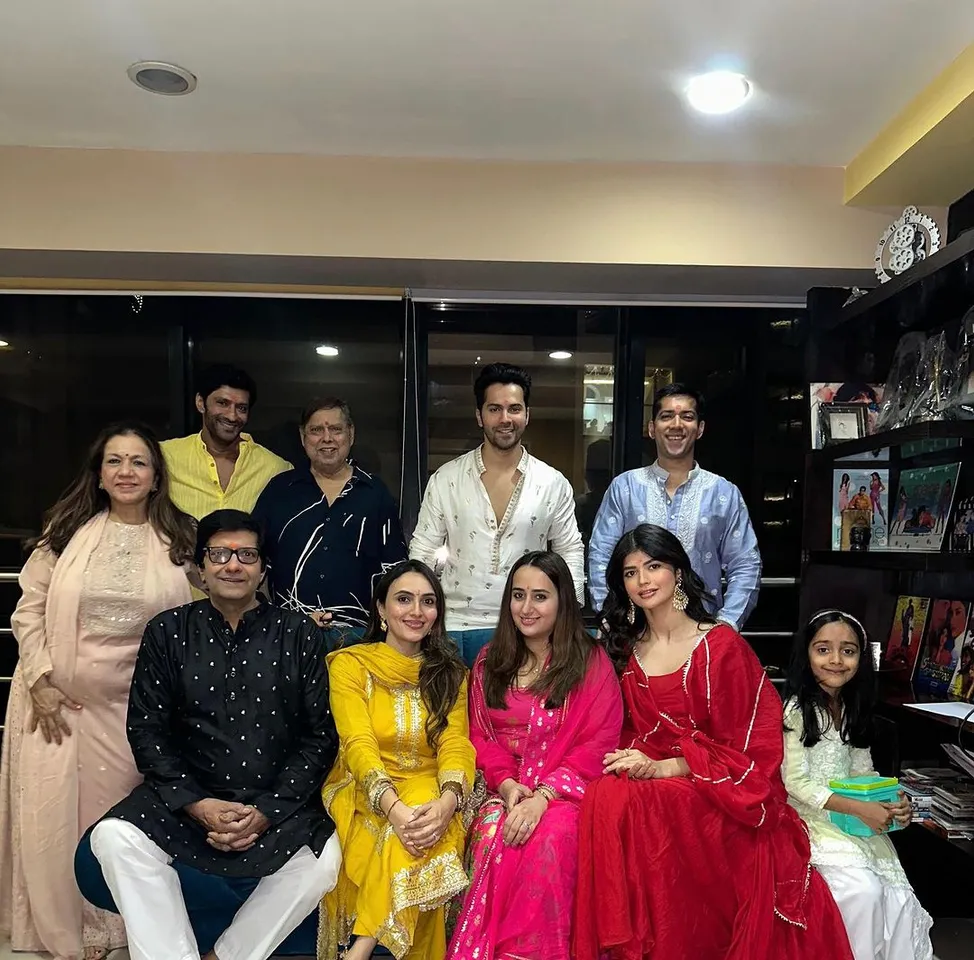 एक्टर ने फोटोज भी शेयर की जिसमें सभी हंसते खिलखिलाते दिखे, उन्होंने कैप्शन में लिखा- 'हैप्पी दिवाली। 