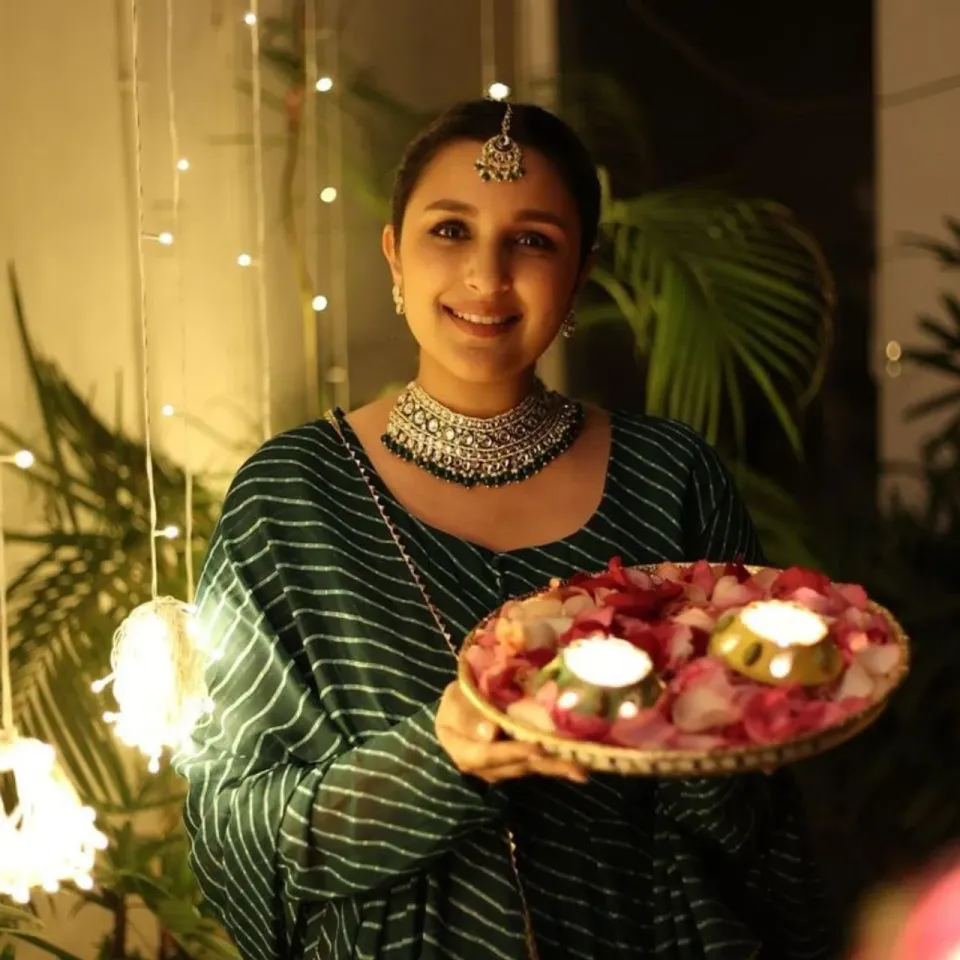 बीते दिन सितारों ने दिवाली का त्योहार बड़े ही धूमधाम से मनाया है।  लक्ष्मी पूजन होते ही इन सभी सितारों ने अपनी कुछ तस्वीरें फैंस के साथ शेयर की है तो आइए आपको भी दिखाते हैं सभी स्टार्स की दिवाली की तस्वीरें… 