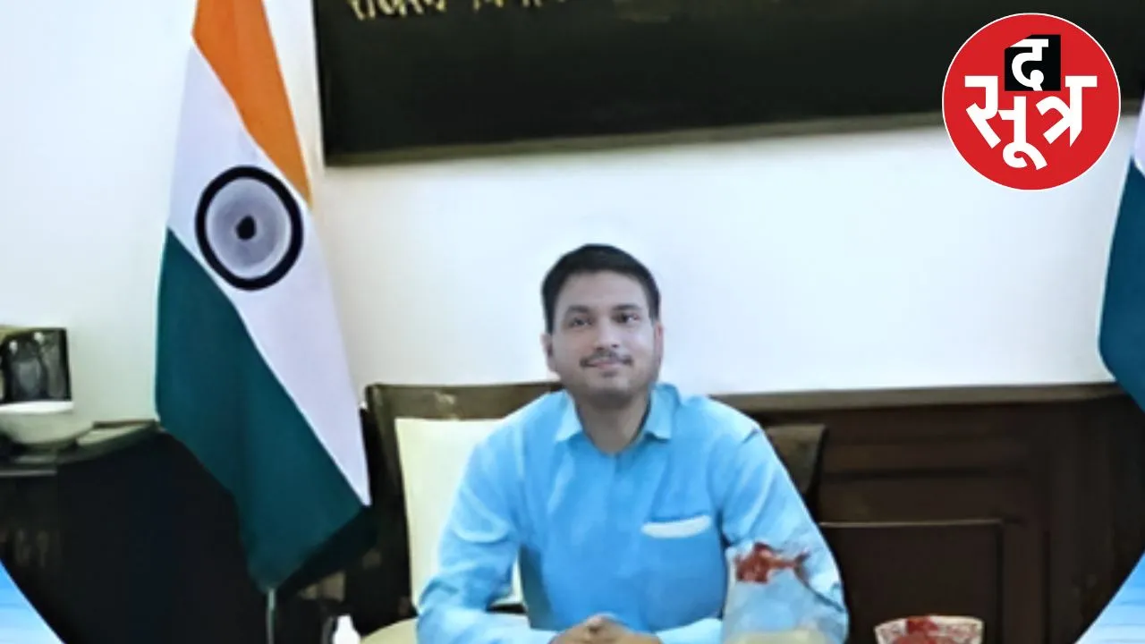 मध्‍य प्रदेश का रहने वाला फर्जी आईआरएस राजस्थान से सामने आया है, जिसने नेशनल नारकोटिक्स ब्यूरो ( NCB ) का जोनल डायरेक्टर बनकर सरकारी नौकरी करने वाली लड़कियों को अपने जाल में फंसा लिया।