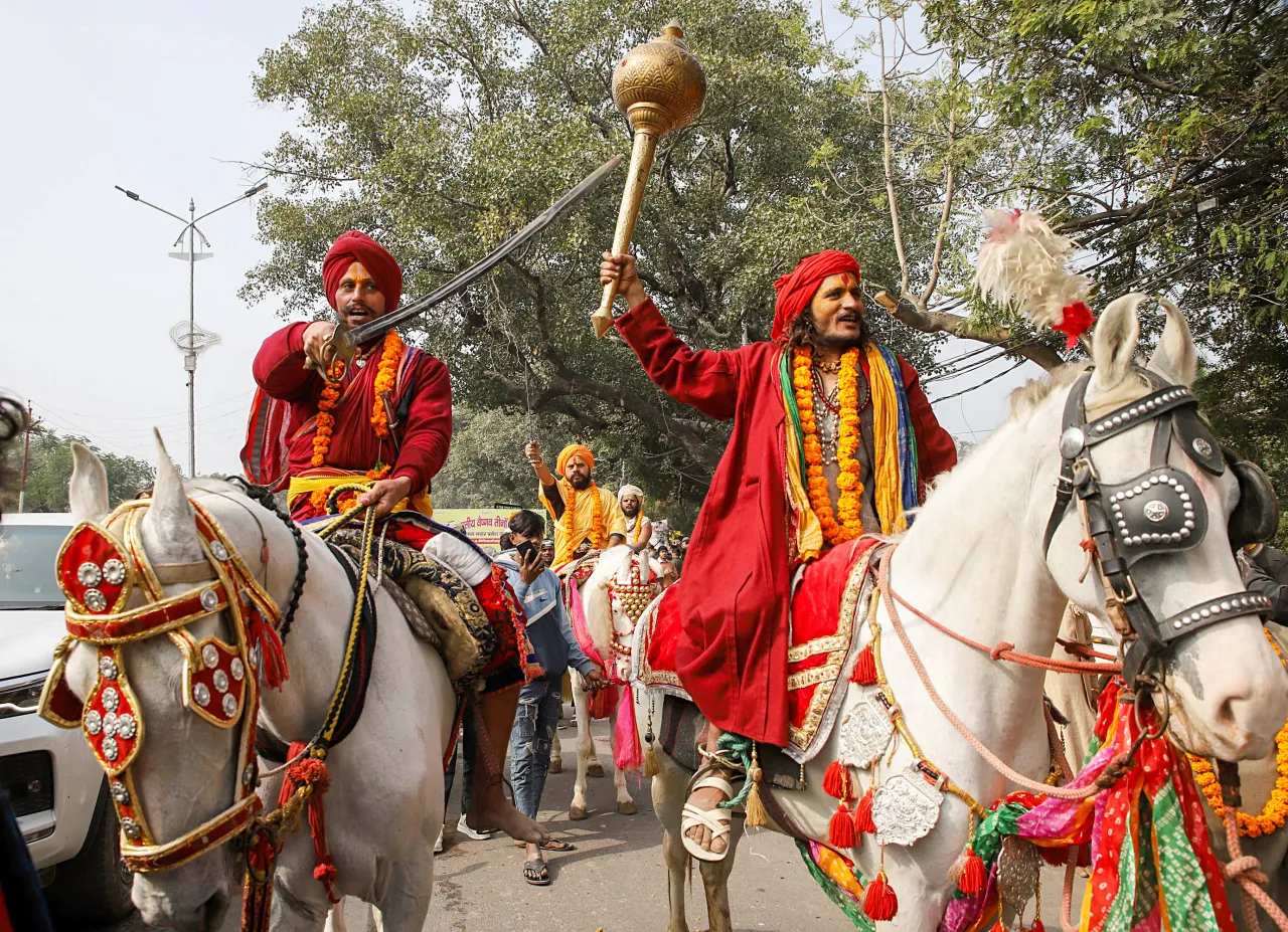 कुछ साधु तो महाकुंभ में हाथों में तलवार और गदा लेकर भी पहुंचे।