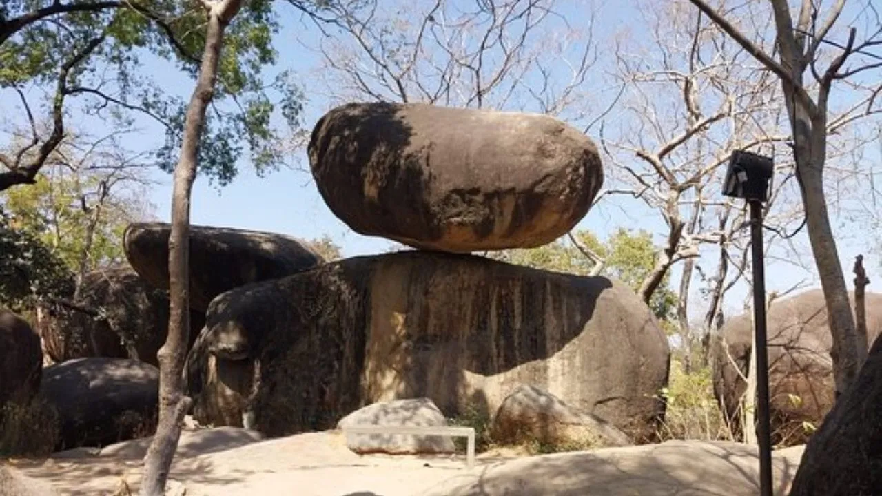 jabalpur balancing rock