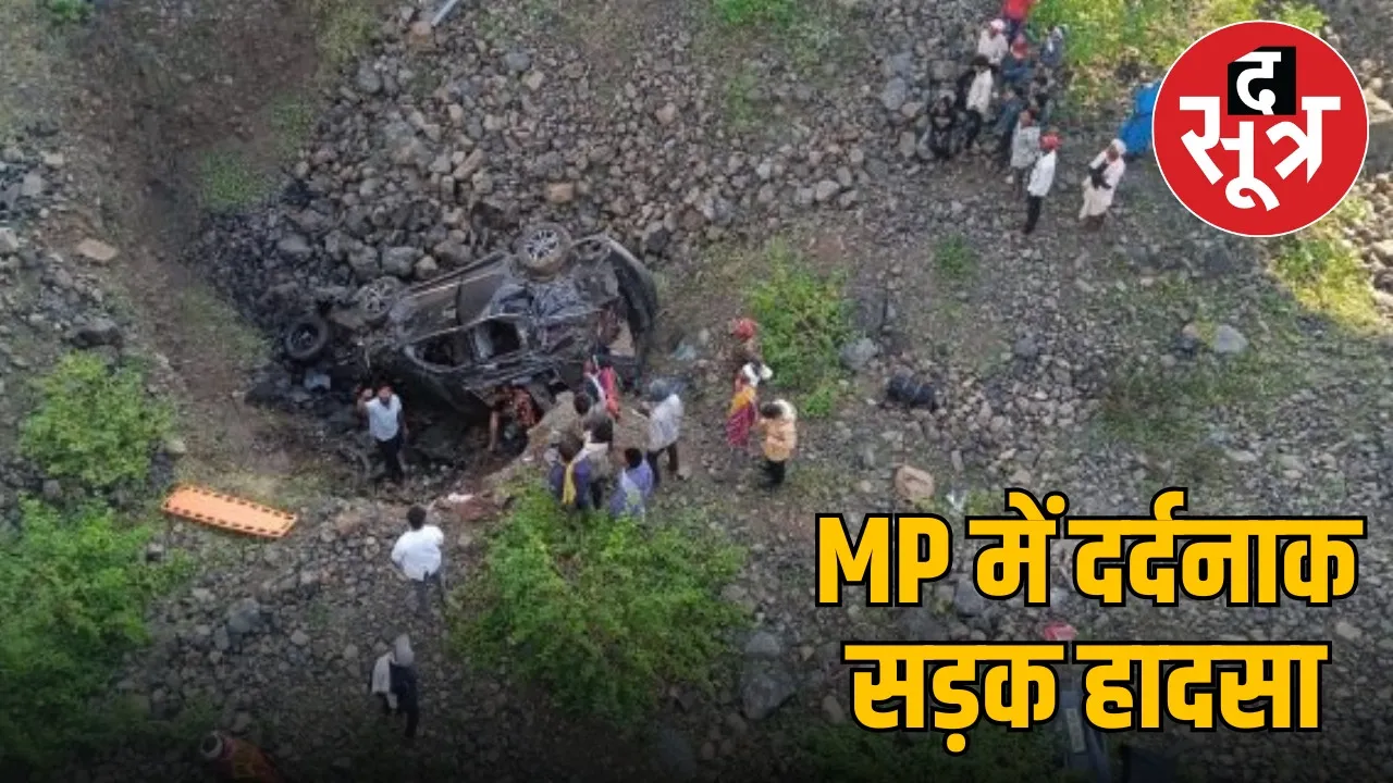ratlam-delhi-mumbai-expressway-road-accident-car falls-ditch-5-people-death