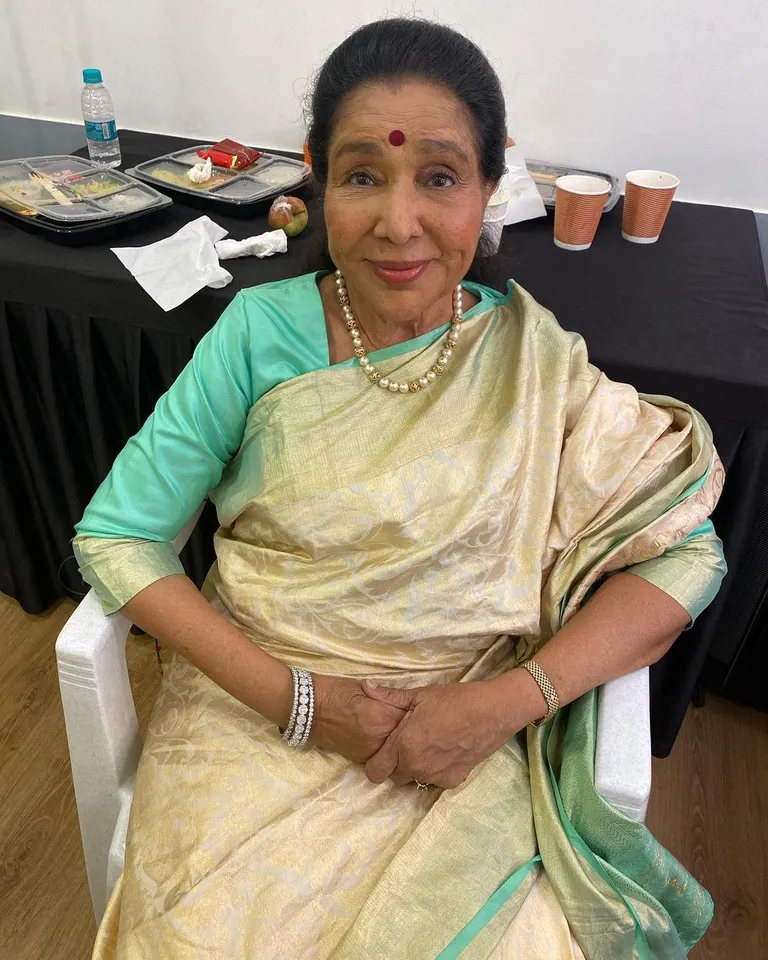 णपतराव को छोड़ना आशा के लिए सबसे अच्छी बात थी। उसके बाद, उनका करियर नई ऊंचाइयों पर पहुंच गया। उनके चाहने वालों की संख्या बहुत ज्यादा थी और उनमें से एक युवा लड़का भी था जिसका नाम राहुल देव बर्मन था।
