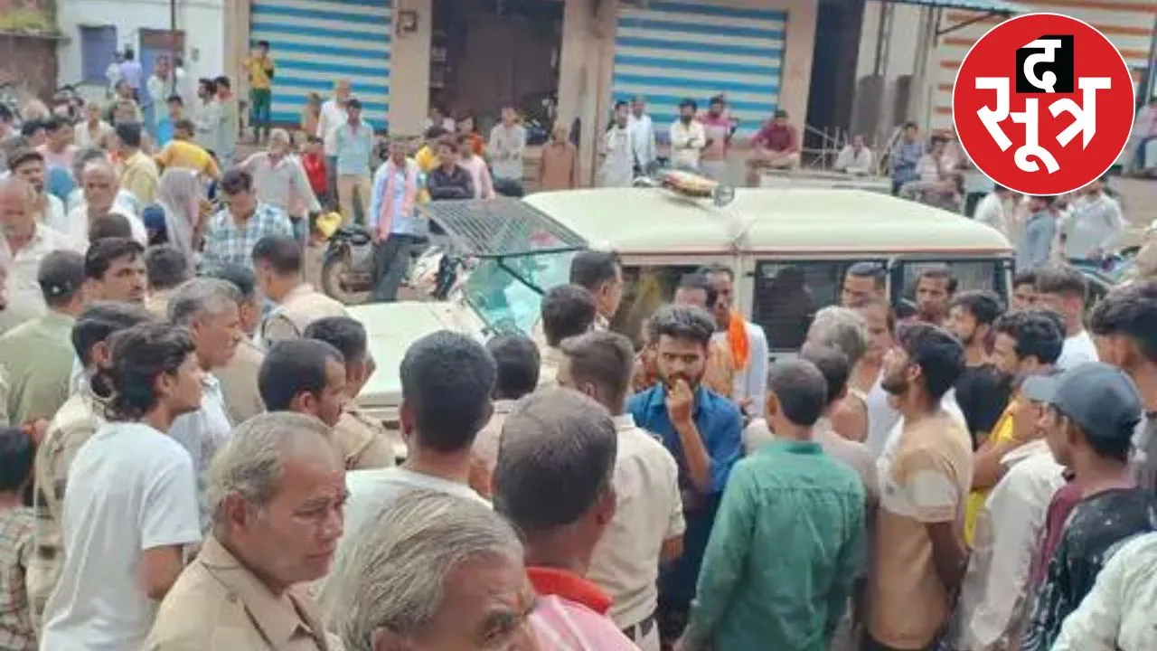  दो बदमाश बैंक में ग्राहक की तरह आए। इसके बाद उन्होंने आते ही फायरिंग कर दी। इससे अफरा-तफरी मच गई। इसी दौरान दो महिलाओं को गोली लगी। साथ ही बदमाशों ने सफाईकर्मी के सिर पर भी वार किया था।
