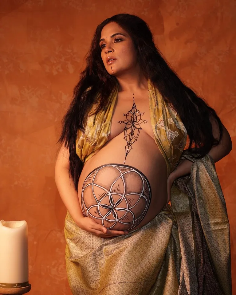 एक्ट्रेस ने अपने शरीर पर पवित्र ज्यामिति प्रतीकों को बनाया है। 