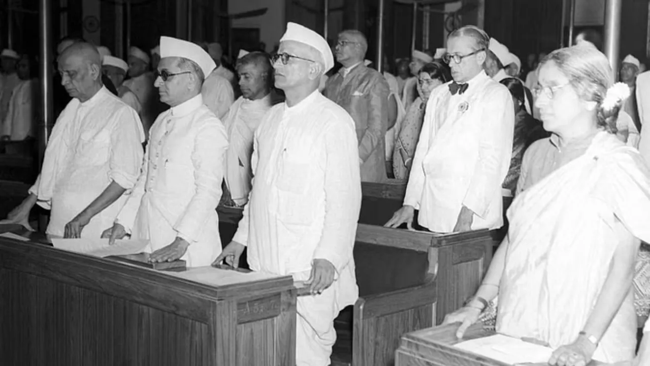 15 अगस्त 1947 को आयोजित संविधान सभा में स्वतंत्रता दिवस सत्र दौरान ली गई एक तस्वीर। यह सभा आजादी की उमंग को दोगुनी करने वाली थी।