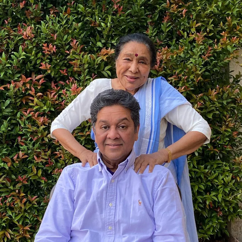 आखिरकार, बर्मन, जो आशा से 6 साल छोटे थे, उन्होंने उन्हें प्रपोज किया। आशा अभी भी अपने अतीत की यादों में खोई हुई थीं और उनके प्रपोजल को स्वीकार नहीं कर पा रही थीं