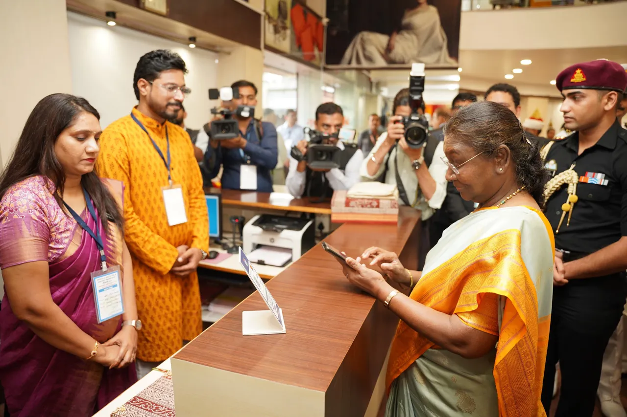 राष्ट्रपति द्रौपदी मुर्मू को मृगनयनी एम्पोरियम इंदौर में ब्रांड के उत्पादों की जानकारी दी।