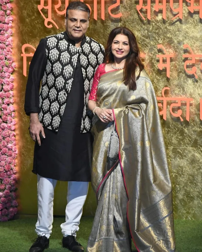 मुकेश अंबानी के गणेश उत्सव में सिद्धार्थ मल्होत्रा और उनकी पत्नी कियारा आडवाणी नजर आईं।
