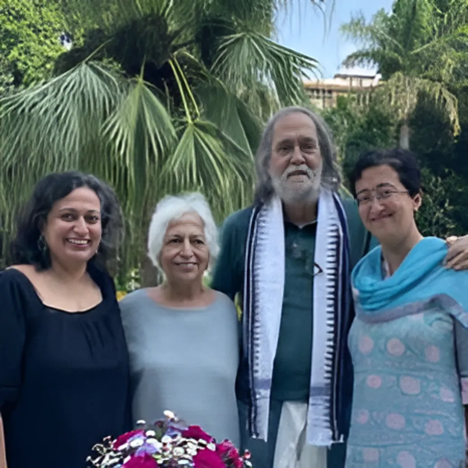 आतिशी का जन्म 8 जून 1981 को दिल्ली में हुआ था। उनके माता-पिता, विजय सिंह और त्रिप्ता वाही, दिल्ली विश्वविद्यालय में प्रोफेसर थे। 