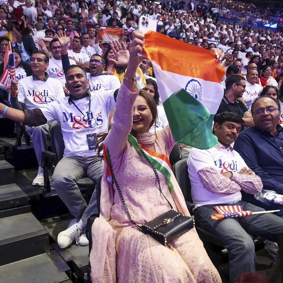 नासाउ कोलिजीयम में पीएम मोदी को देख उत्साह में दिखे प्रवासी भारतीय।