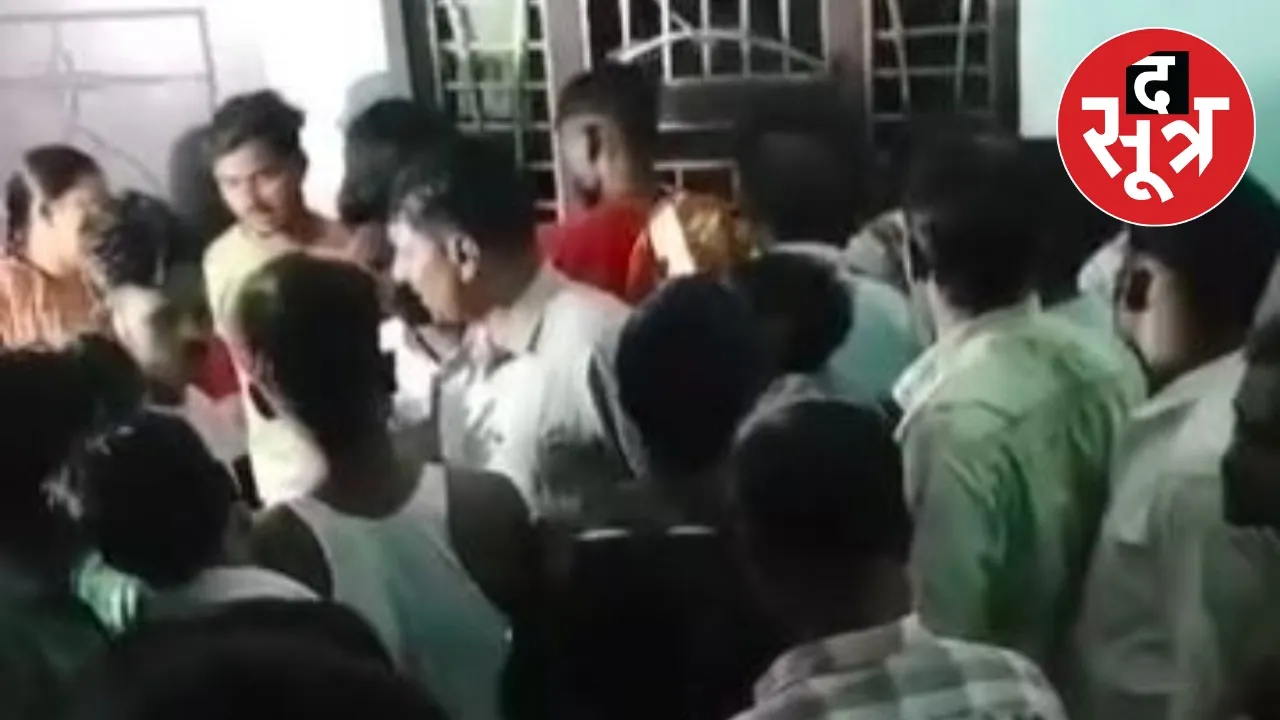 बंद कमरे में महिला के साथ मिला एसडीएम का बाबू, पति ने मचाया हंगामा