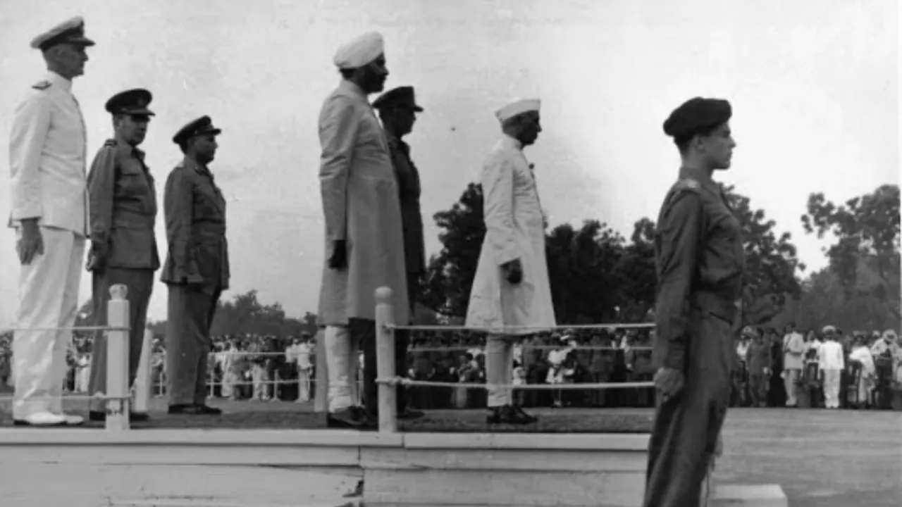 जवाहरलाल नेहरू नई दिल्ली के इंडिया गेट पर तीन सशस्त्र बलों की सलामी लेते हुए। तस्वीर में रक्षा मंत्री बलदेव सिंह भी हैं।