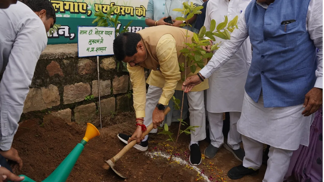 एक पेड़ मां के नाम अभियान के तहत सीएम ने लाड़ली बहनों के साथ पौधा भी लगाया