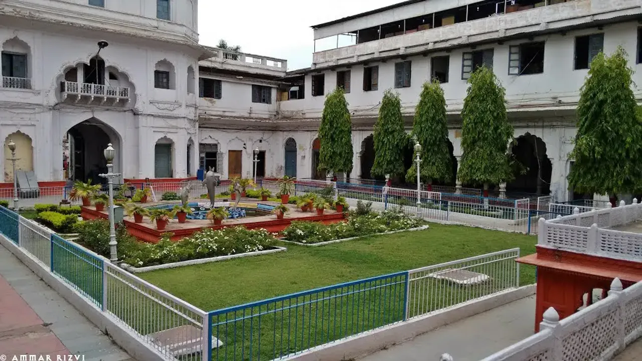 स प्राचीन इमारत को संवारने का काम पुरातत्व विशेषज्ञों की देखरेख में किया जा रहा है।