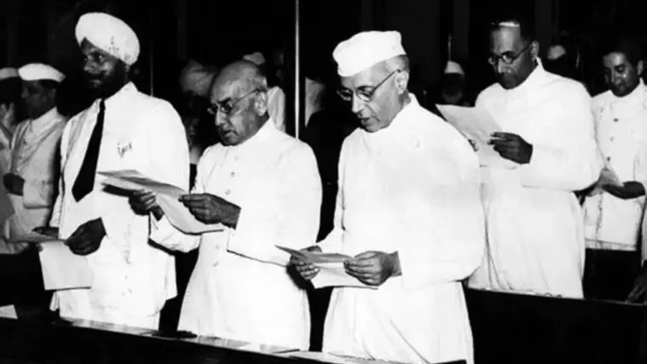 14-15 अगस्त को मध्यरात्रि सत्र में असेंबली को संबोधित करते हुए पंडित जवाहर लाल नेहरू।