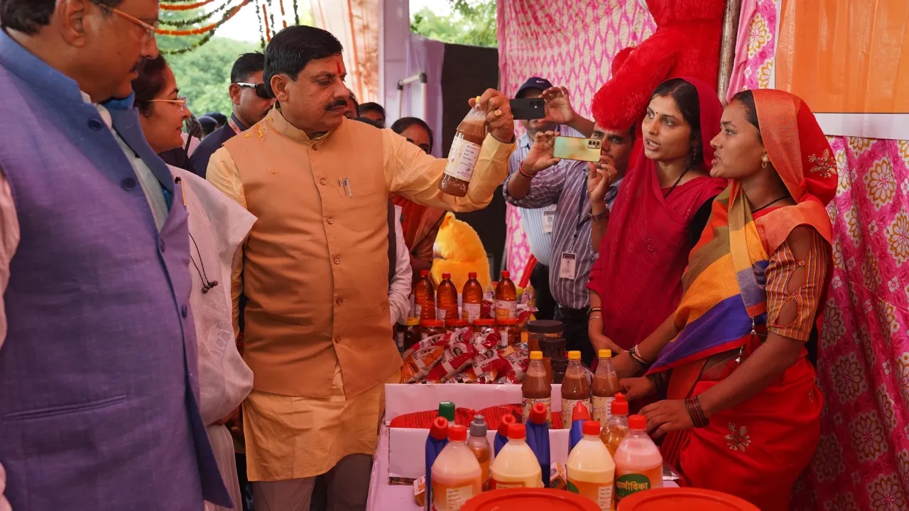 सीएम ने लाड़ली बहनों के कार्यक्रम में आजीविका मिशन की बहनों द्वारा लगाई गई प्रदर्शनी का अवलोकन किया।