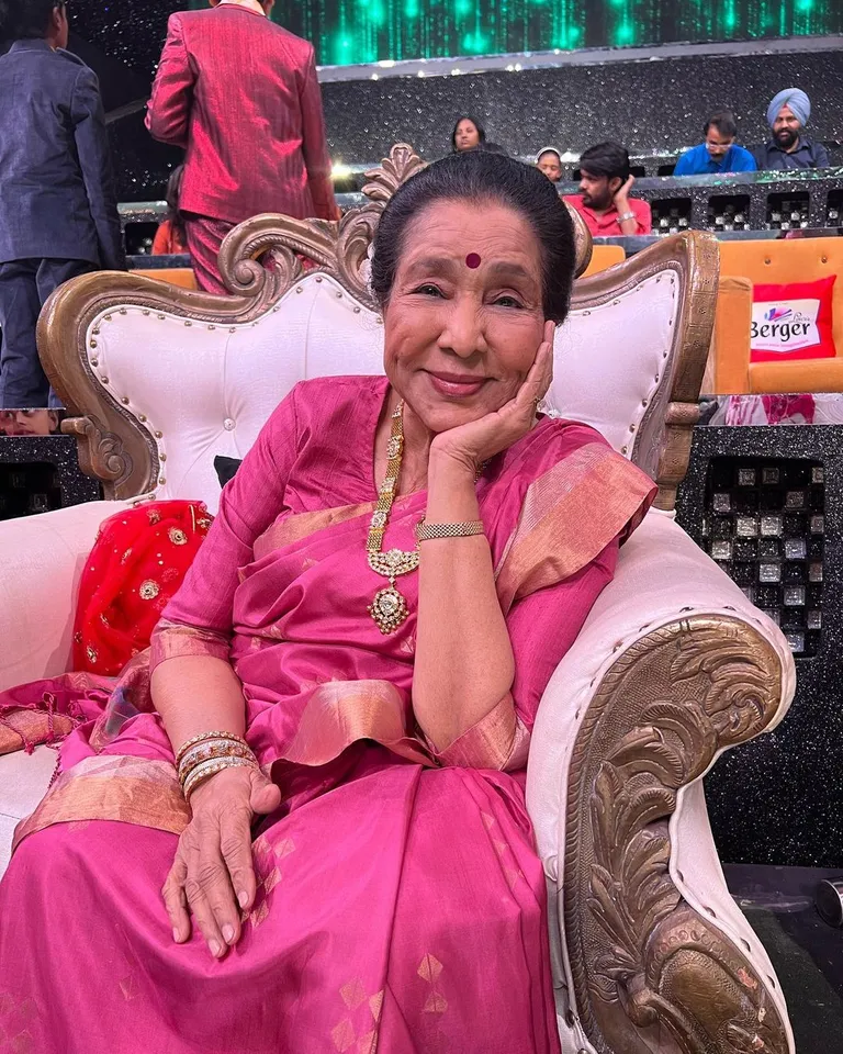 आशा को अपना पूरा परिवार छोड़कर अपने 31 वर्षीय पति के साथ रहना पड़ा। 