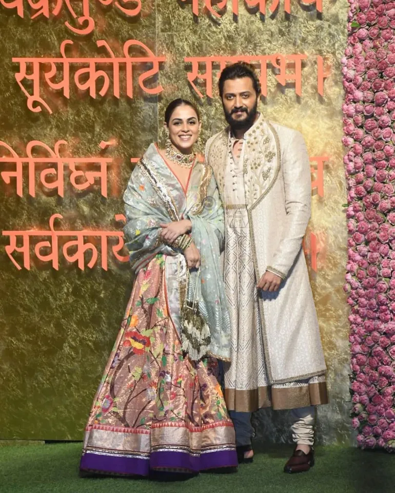 मुकेश अंबानी के गणेश उत्सव में सिद्धार्थ मल्होत्रा और उनकी पत्नी कियारा आडवाणी नजर आईं।