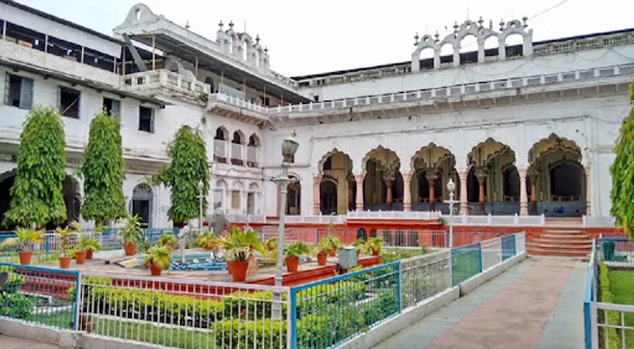 नवाब शाहजहां बेगम ने 1898 में सदर मंजिल का निर्माण कराया। इसकी डिजाइन दिल्ली के लाल किले के दीवान-ए-खास से मिलती है।