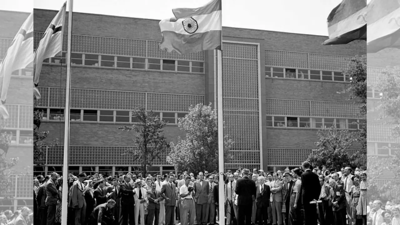 15 अगस्त 1947 को को न्यूयॉर्क स्थित संयुक्त राष्ट्र मुख्यालय में स्वतंत्र भारत का झंडा फहराया गया।