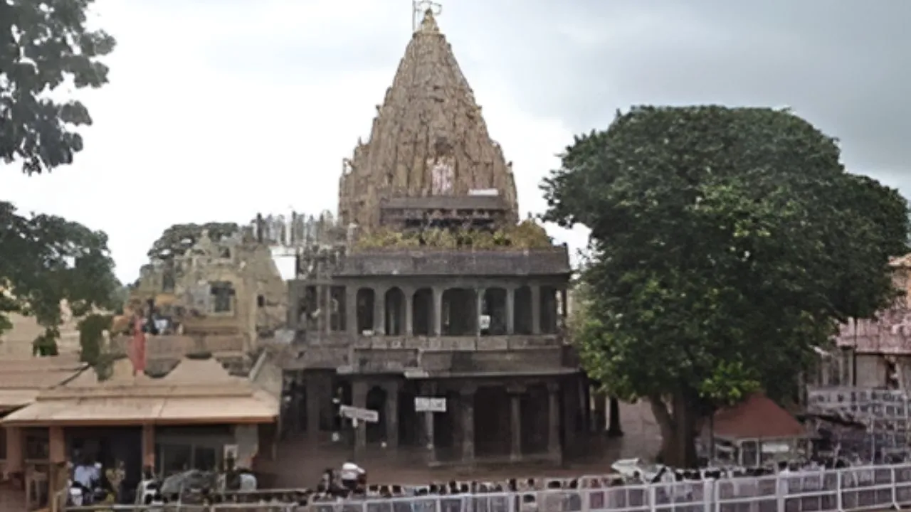 हाकालेश्वर मंदिर का शिखर तीन खंडों में बंटा है। इसमें सबसे नीचे गर्भगृह में भगवान महाकालेश्वर, दूसरे खंड में ओंकारेश्वर और तीसरे खंड में नागचन्द्रेश्वर भगवान का मंदिर है। 