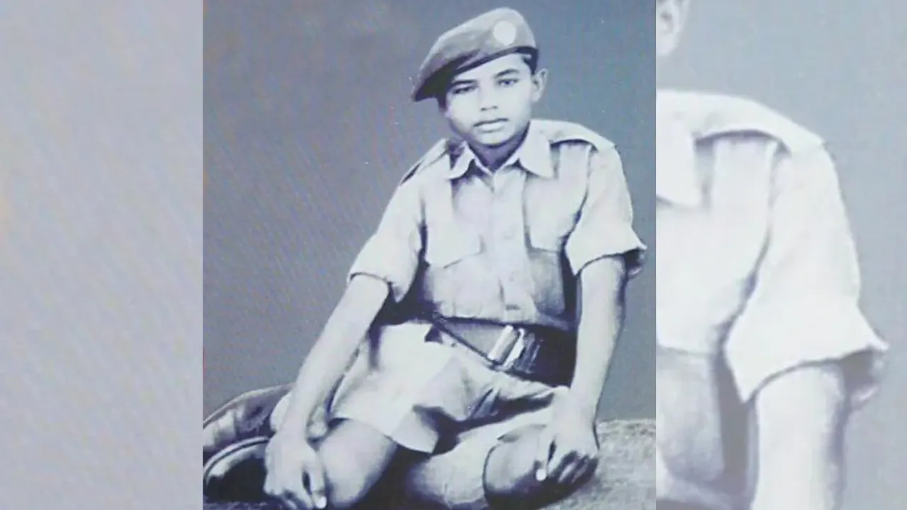 पीएम नरेंद्र मोदी की बचपन की तस्‍वीर। इसमें वे स्‍काउट की ड्रेस पहने हुए हैं।