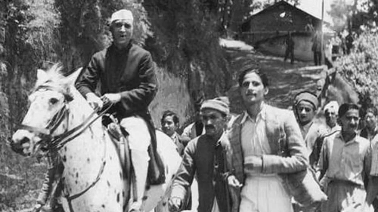 आजादी के कुछ दिन बाद पं. जवाहरलाल नेहरू कुछ इस अंदाज में कांग्रेस कार्यकारणी की बैठक में भाग लेने जाते हुए।