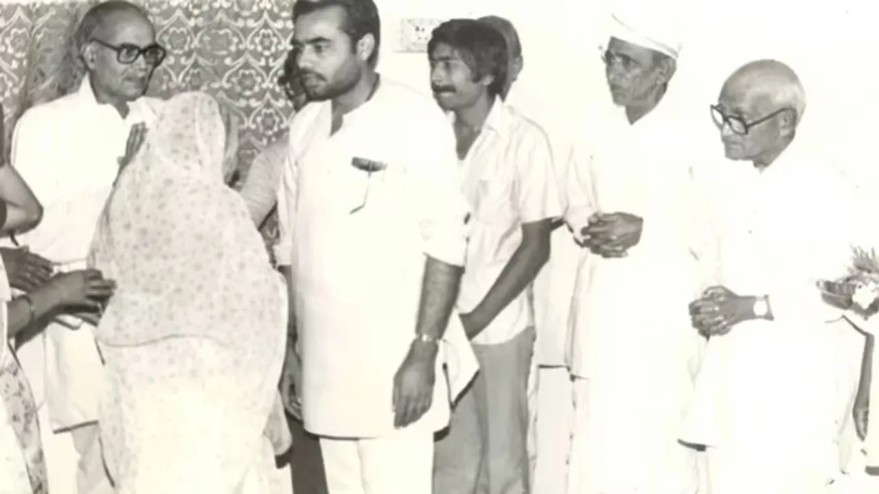 यह तस्‍वीर साल 1980 की है। इस समय वे भाजपा के सदस्‍य बन गए थे।