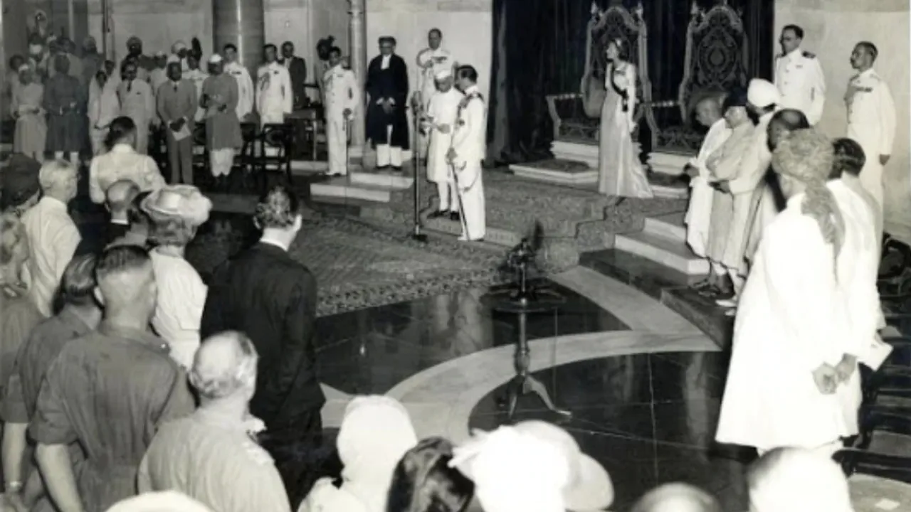 1947 में नेहरू का पीएम के तौर पर शपथ लेने की तस्वीर।