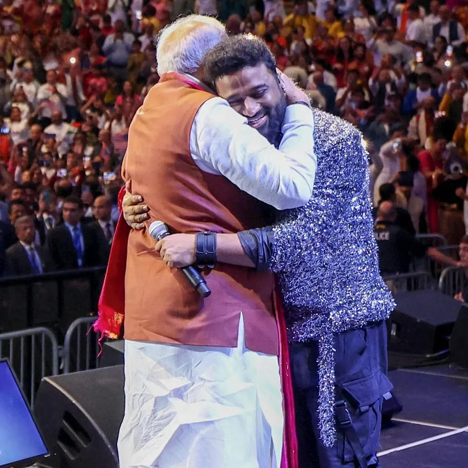 प्रधानमंत्री मोदी न्यूयॉर्क में गायक देवी श्री प्रसाद के साथ गले लगाकर आभार और प्रशंसा व्यक्त करते हुए।