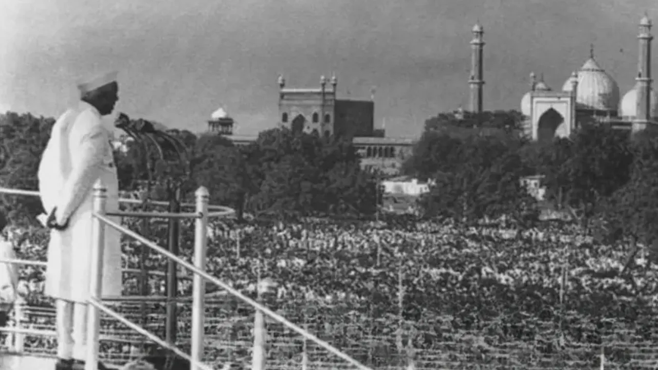 15 अगस्त 1947 को लाल किले की प्राचीर से देश को संबोंधित करते हुए तत्कालीन प्रधानमंत्री जवाहर लाल नेहरू।