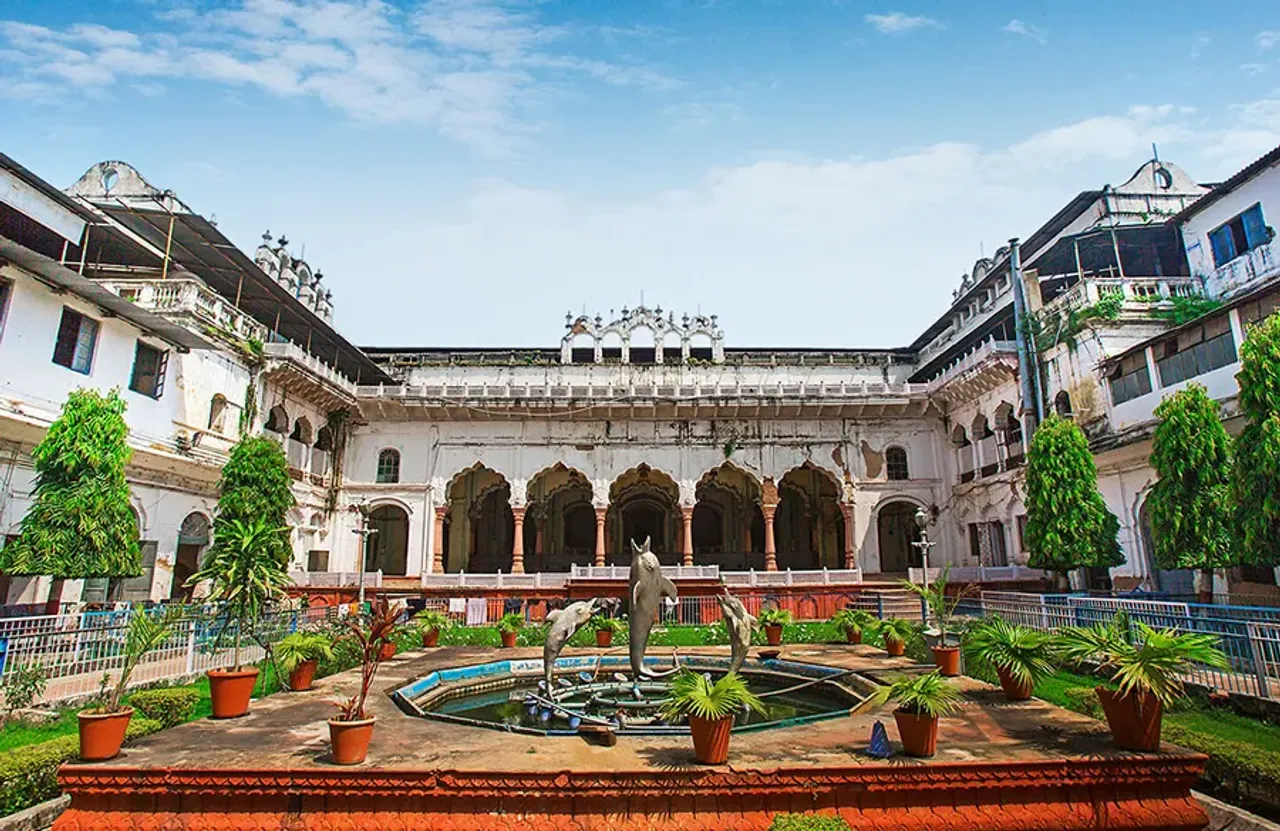 1898 में नवाब शाहजहां बेगम के बनवाए इस भवन में इंडो वेस्टर्न, यूरोपियन कला का मेल दिखता है।