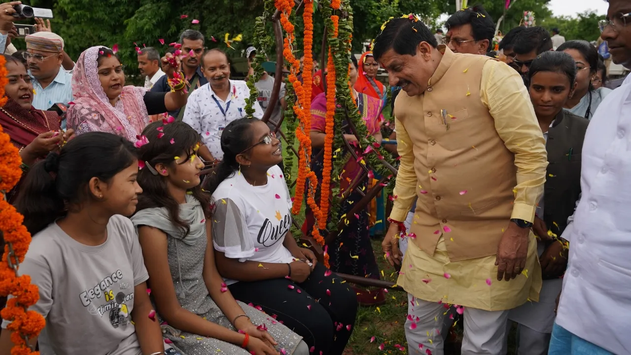 कार्यक्रम में सीएम यादव ने लाड़ली बेटियों को झूला भी झुलाया