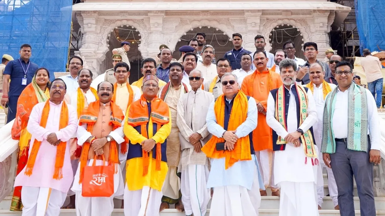 दर्शन करने पहुंची विष्णुदेव साय संघ कैबिनेट